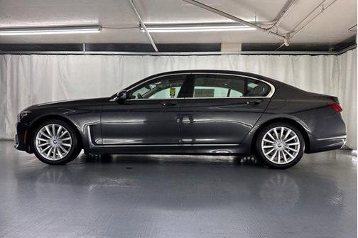 2022 BMW 740 i
