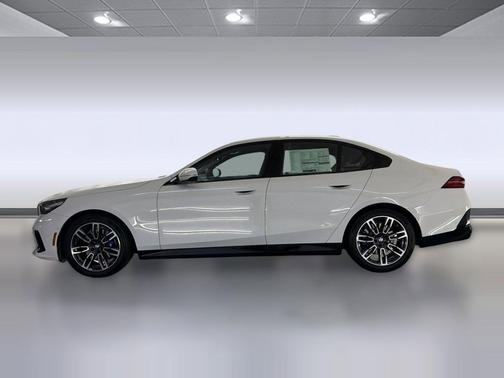 Alpine White 2026 BMW 530 530i