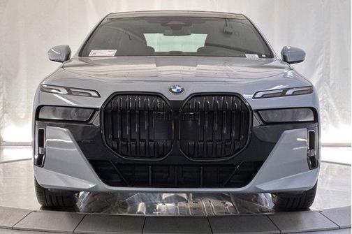 Brooklyn Grey Metallic 2026 BMW 740 740i