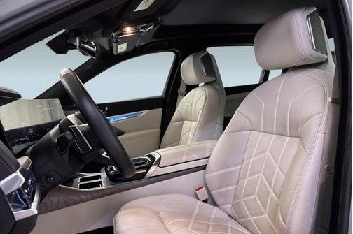 Brooklyn Grey Metallic 2023 BMW i7 xDrive60
