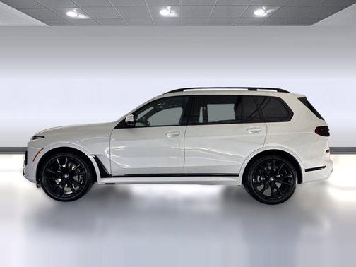 Mineral White Metallic 2026 BMW X7 xDrive40i