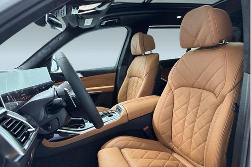 Mineral White Metallic 2026 BMW X7 xDrive40i