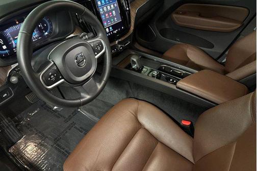 2022 Volvo XC60 B5 Momentum