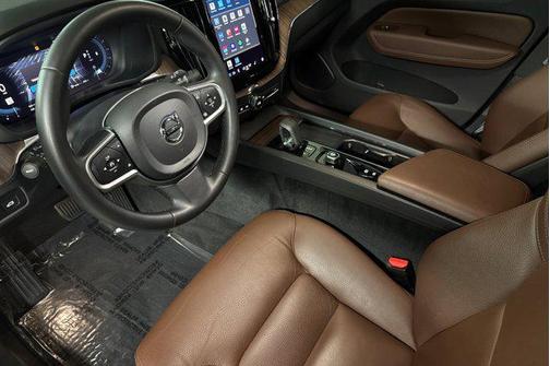 2022 Volvo XC60 B5 Momentum