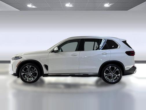 Alpine White 2026 BMW X5 PHEV xDrive50e