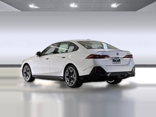 Mineral White Metallic 2026 BMW i5 xDrive40