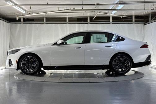 Mineral White Metallic 2026 BMW i5 xDrive40