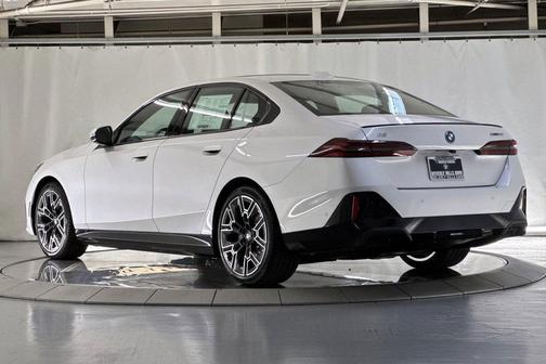 Mineral White Metallic 2026 BMW i5 xDrive40