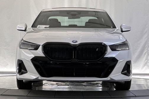 Mineral White Metallic 2026 BMW i5 xDrive40