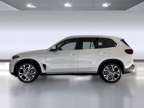 Mineral White Metallic 2026 BMW X5 PHEV xDrive50e