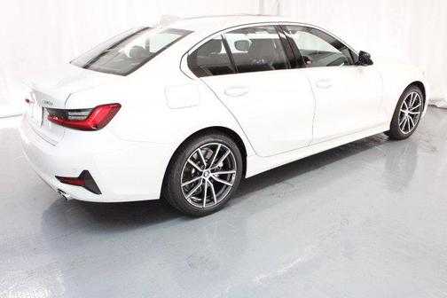 Photo 5 of 38 of 2019 BMW 330 i