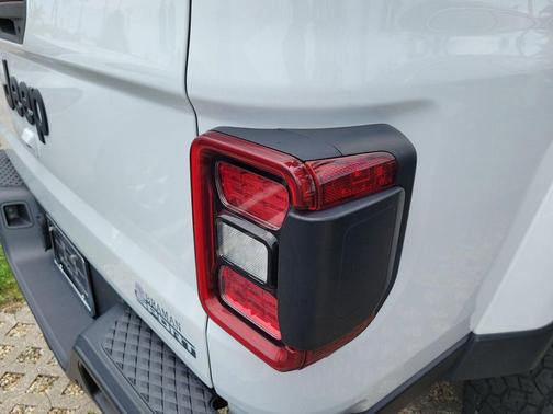 Bright White Clearcoat 2021 Jeep Gladiator Sport