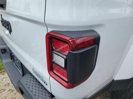 Bright White Clearcoat 2021 Jeep Gladiator Sport