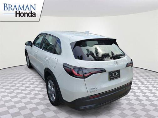 Platinum White Pearl 2024 Honda HR-V LX