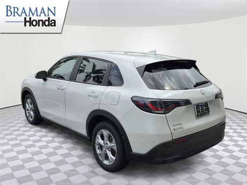 Platinum White Pearl 2024 Honda HR-V LX
