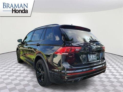 Deep Black Pearl Effect 2023 Volkswagen Tiguan 2.0T SE R-Line Black