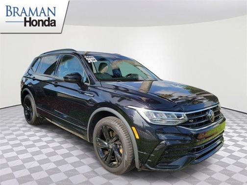 Deep Black Pearl Effect 2023 Volkswagen Tiguan 2.0T SE R-Line Black