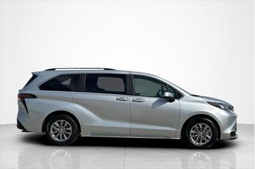 2024 Toyota Sienna LE