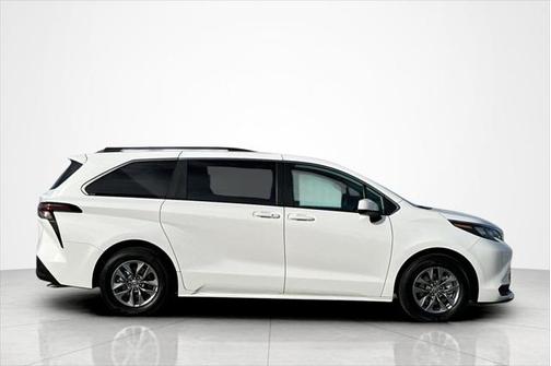 2024 Toyota Sienna LE