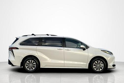 2022 Toyota Sienna LE