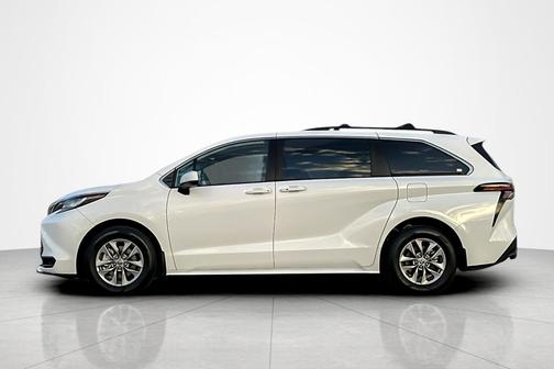 2022 Toyota Sienna LE