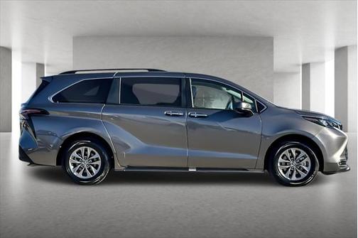 2024 Toyota Sienna XLE 8 Passenger