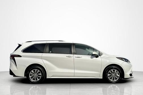 2024 Toyota Sienna LE