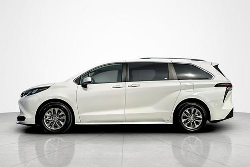 2024 Toyota Sienna LE