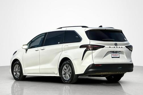 2024 Toyota Sienna LE