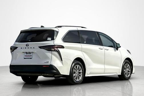 2024 Toyota Sienna LE