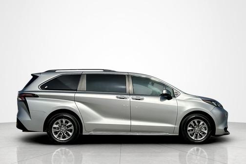 2024 Toyota Sienna LE