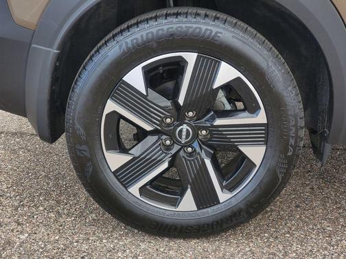 Canyon Bronze M 2025 Nissan Kicks SV