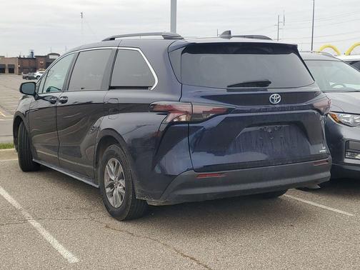 2023 Toyota Sienna LE