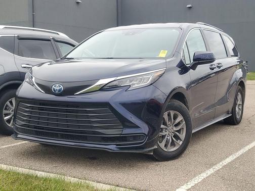 2023 Toyota Sienna LE