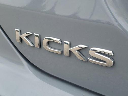 2021 Nissan Kicks SR