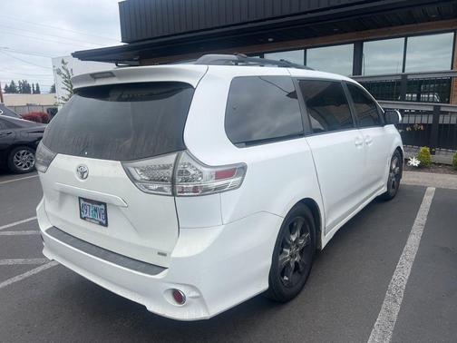 Super White 2012 Toyota Sienna SE