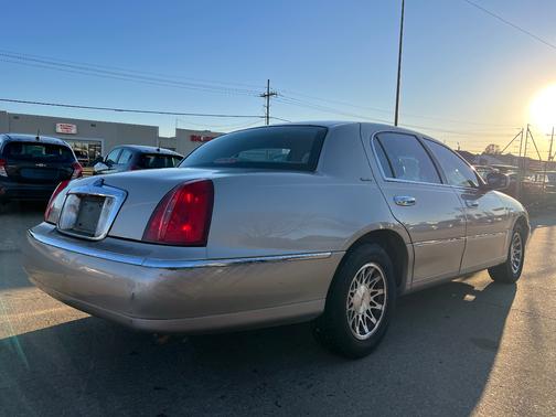 2001 Lincoln Town Car Signature