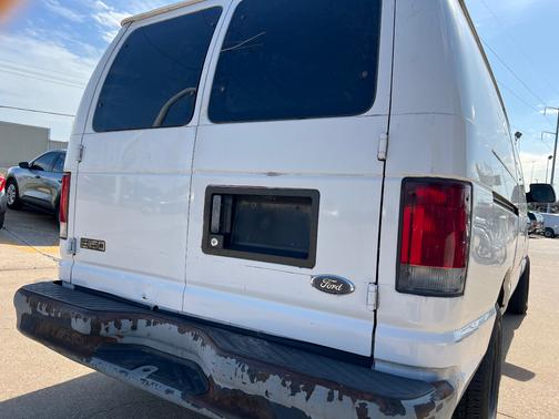 White 2002 Ford E150 Cargo