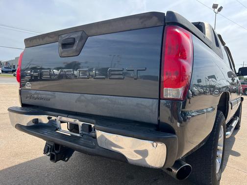 Black 2005 Chevrolet Avalanche 1500 LS