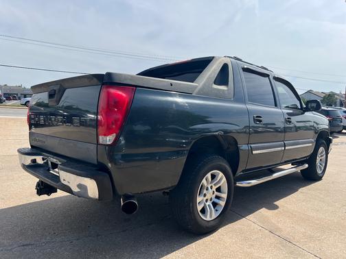 Black 2005 Chevrolet Avalanche 1500 LS