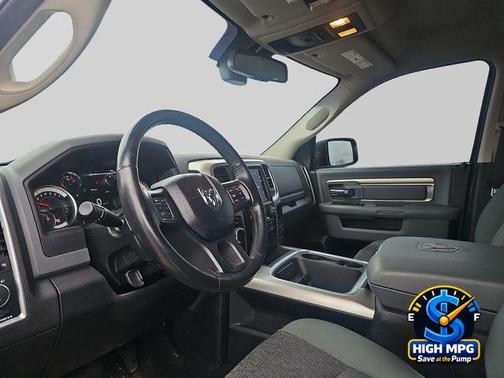 Brilliant Black Crystal Pearlcoat 2018 RAM 1500 ST