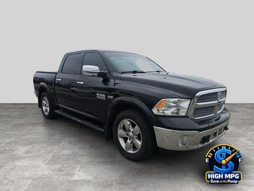 Brilliant Black Crystal Pearlcoat 2018 RAM 1500 ST