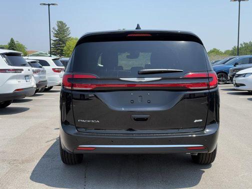 2025 Chrysler Pacifica L