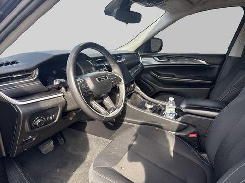 Diamond Black Crystal Pearlcoat 2023 Jeep Grand Cherokee Laredo