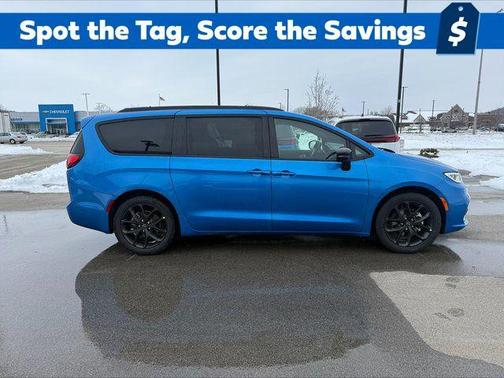 Hydro Blue Pearlcoat 2026 Chrysler Pacifica Limited