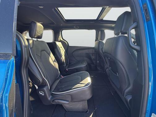 Hydro Blue Pearlcoat 2026 Chrysler Pacifica Limited
