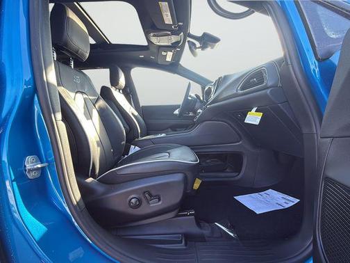Hydro Blue Pearlcoat 2026 Chrysler Pacifica Limited