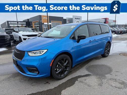 Hydro Blue Pearlcoat 2026 Chrysler Pacifica Limited
