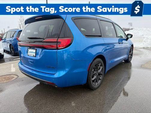Hydro Blue Pearlcoat 2026 Chrysler Pacifica Limited