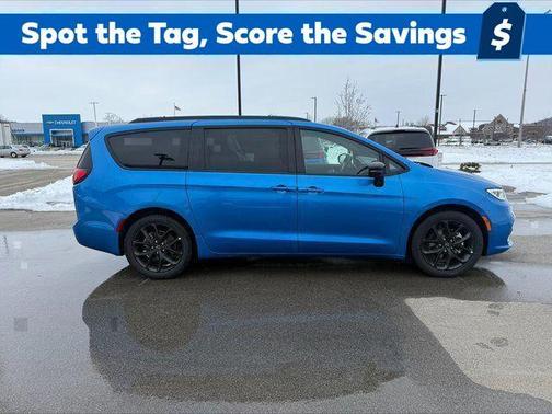 Hydro Blue Pearlcoat 2026 Chrysler Pacifica Limited